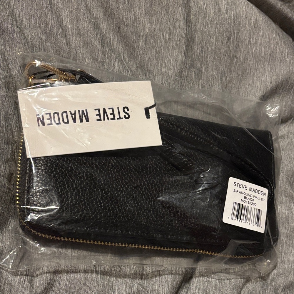 NWT unopened Steve Madden Black Textured wristlet